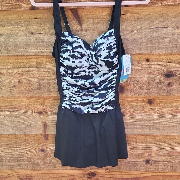Macys  Black and White One Piece Swimsuit 10 NWT - Picture 1 of 3